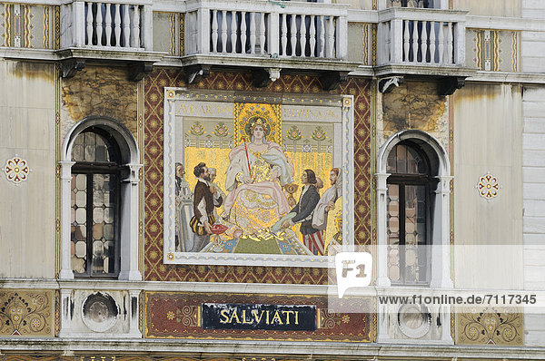 Palazzo Salviati mit goldenen Glasmosaiken  Dorsoduro  Canal Grande  Venedig  Venezia  Venetien  Italien  Europa
