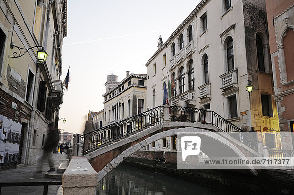 Europa über Brücke Venedig Venetien Italien Margarita