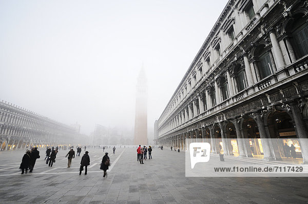 Markusplatz  Prokuratien und Markusturm  Campanile San Marco im Nebel  Venedig  Venezia  Venetien  Italien  Europa