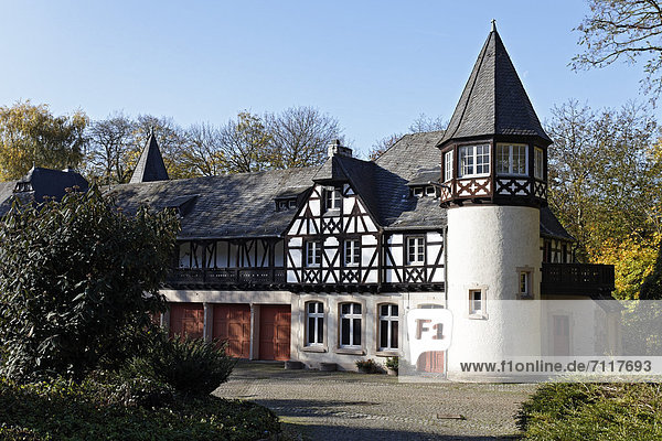 Schloss Eller  Fachwerkgebäude und Turm  im Wirtschaftshof  Düsseldorf  Nordrhein-Westfalen  Deutschland  Europa