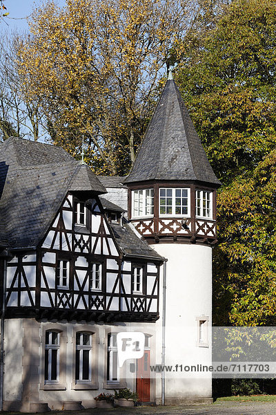 Schloss Eller  Fachwerkgebäude und Turm im Wirtschaftshof  Düsseldorf  Nordrhein-Westfalen  Deutschland  Europa