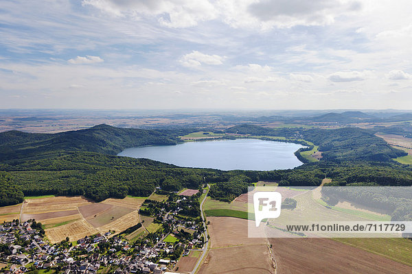 Luftbild  Laacher See mit Wassenach  Vulkaneifel  Rheinland-Pfalz  Deutschland  Europa