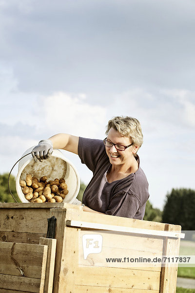 Frau bei der Kartoffelernte