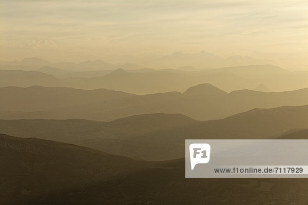 Alpenlick nach Norden nach Sonnenaufgang Mont Ventoux 1912 m provencalische Voralpen Sault Carpentras Region Provence DÈpartement Vaucluse Frankreich Europa