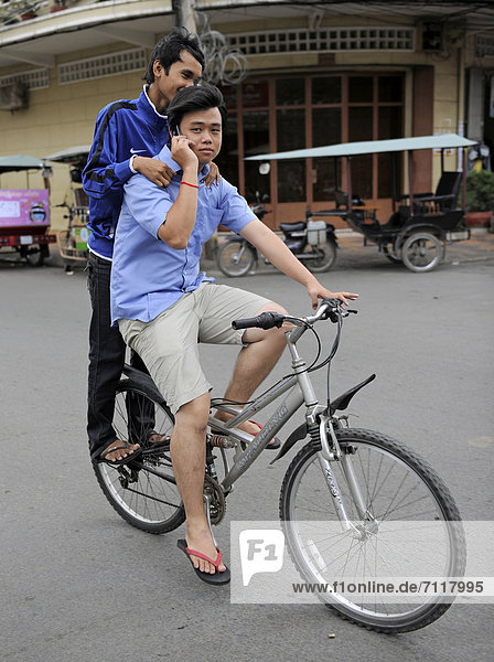 Zwei Jugendliche auf einem Fahrrad  Phnom Penh  Kambodscha  Südostasien