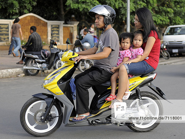 Familie auf einem Motorroller  Phnom Penh  Kambodscha  Südostasien
