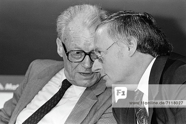 Willy Brandt und Oskar Lafontaine auf dem Vereinigungsparteitag der SPD der DDR mit der westdeutschen SPD  Berlin  Deutschland  Europa