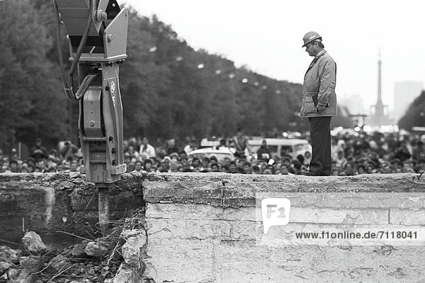 Beginn des Abrisses der Berliner Mauer am Brandenburger Tor  Berlin  Deutschland  Europa