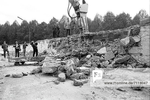 Beginn des Abrisses der Berliner Mauer am Brandenburger Tor  Berlin  Deutschland  Europa