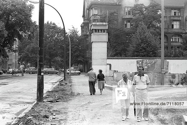 Reste der Berliner Mauer mit Wachturm an der Heidelberger Straße zwischen Treptow und Neukölln  Berlin  Deutschland  Europa