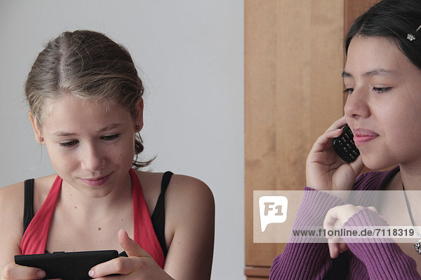 Teenager mit Smartphones