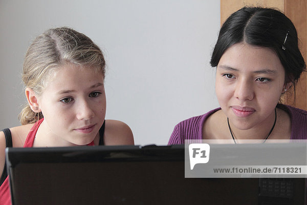 Teenager am Laptop