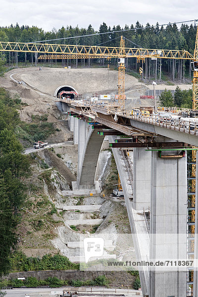 Bau einer neuen ICE-Strecke  Abschnitt Ebensfeld-Erfurt  Dunkeltalbrücke  Tunnel Rehberg in Thüringen  Deutschland  Europa