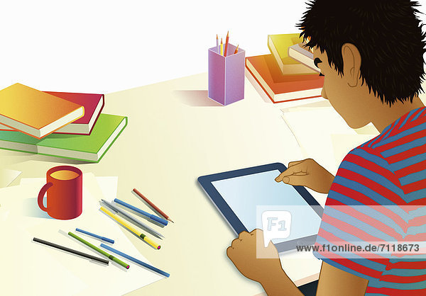 Jugendlicher benutzt Digital-Tablet für Hausaufgaben
