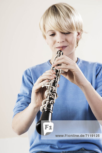 Teenager spielt Oboe