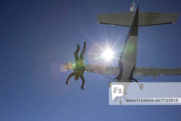 Fallschirmspringer springt aus dem Flugzeug