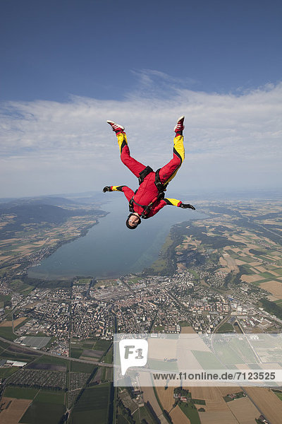 Fallschirmspringerin in der Luft  Yverdon  Schweiz