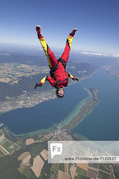 Fallschirmspringerin in der Luft  Tschugg  Schweiz