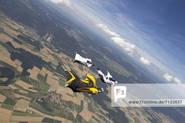 Fallschirmspringer mit Wingsuits in der Luft  Waadt  Schweiz