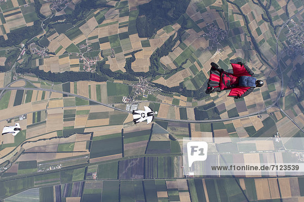 Fallschirmspringer mit Wingsuits in der Luft  Waadt  Schweiz