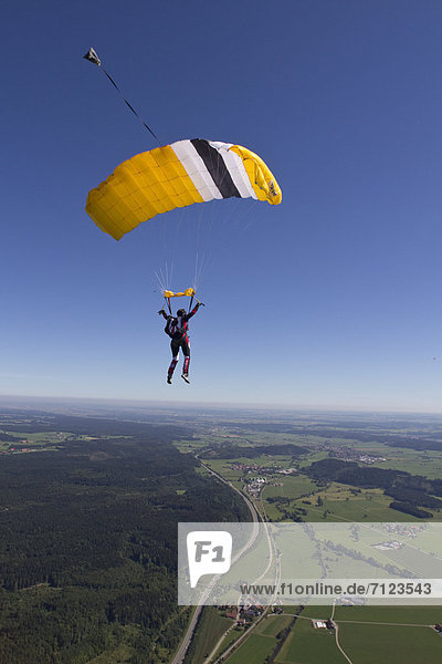 Fallschirmspringerin in der Luft  Bayern  Deutschland