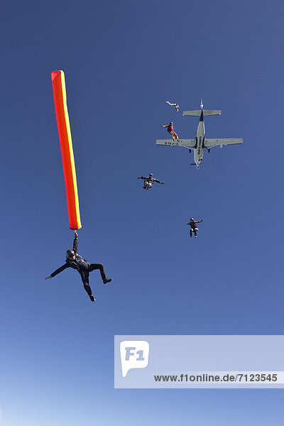 Fallschirmspringer mit einem Band in der Luft