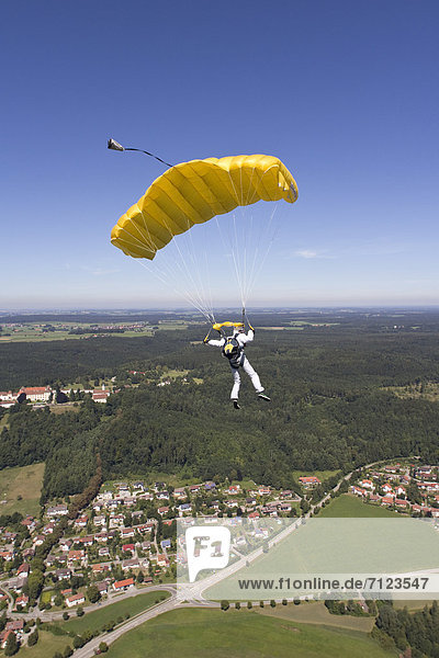 Fallschirmspringer in der Luft  Bayern  Deutschland
