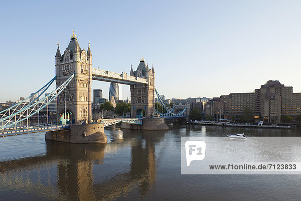 Europa  Urlaub  britisch  Großbritannien  London  Hauptstadt  Reise  Brücke  Sehenswürdigkeit  Themse  England  Tourismus  Tower Bridge