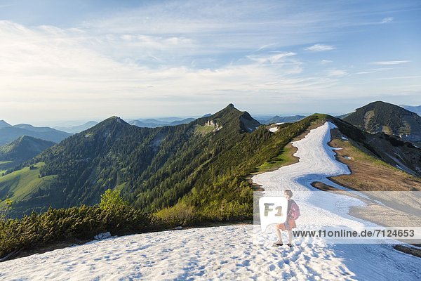 Frau auf einem Schneefeld in der Osterhorngruppe Salzkammergut-Berge Österreich