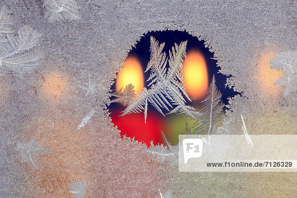 Kälte  Makroaufnahme  Detail  Details  Ausschnitt  Ausschnitte  Farbaufnahme  Farbe  Helligkeit  sternförmig  Winter  Fenster  Glas  Wärme  Beleuchtung  Licht  weiß  Eis  Hintergrund  Close-up  close-ups  close up  close ups  Weihnachten  Kerze  blau  schmelzen  Fensterscheibe  Kerzenlicht  Advent  Frost