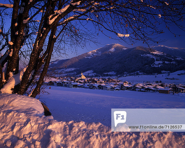 Landschaftlich schön landschaftlich reizvoll Europa Winter Wohnhaus Reise Gebäude Kirche Dorf Abenddämmerung Österreich Platz Schnee Tirol