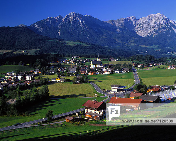 Landschaftlich schön landschaftlich reizvoll Europa Wohnhaus Sommer Himmel Gebäude Wald Kirche Dorf Holz Österreich Platz Tirol