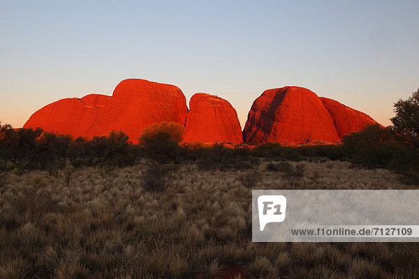 Landschaftlich schön  landschaftlich reizvoll  Olgas  Kata Tjuta  Sonnenuntergang  Einsamkeit  Australien  Northern Territory  Rotes Kliff