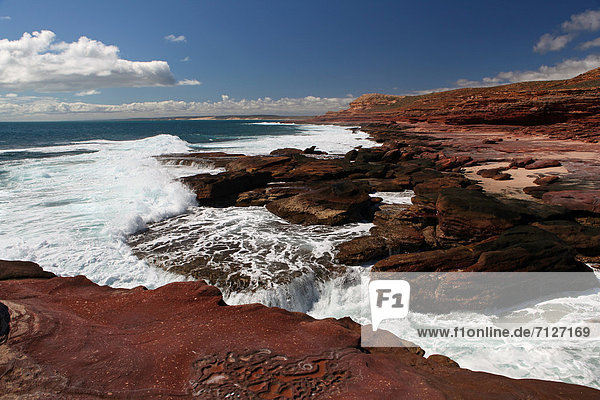 Seifenschaum Schaum Abenteuer Gefahr Wind Steilküste Küste Wasserwelle Welle Meer rauh ungestüm Australien Rotes Kliff Sandstein Westküste Western Australia