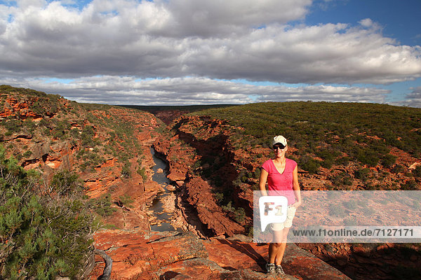 Frau  Stein  Wolke  Sand  rot  Ansicht  Sehenswürdigkeit  Schlucht  Australien  Kalbarri  Westküste  Western Australia