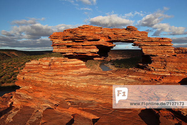 Sehenswürdigkeit Stein Fenster Wolke Sonnenuntergang Steilküste Küste weiß Brücke Kurve Sand rot Ansicht Streifen Schlucht Australien Kalbarri Westküste Western Australia