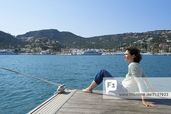 Fußgängerbrücke  Fischereihafen  Fischerhafen  Außenaufnahme  Hafen  Europa  Frau  Tag  europäisch  Mensch  weiblich - Mensch  Insel  Mallorca  Balearen  Balearische Inseln  freie Natur  Spanien  spanisch