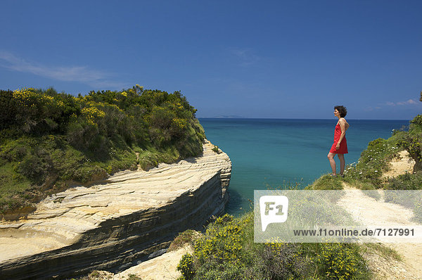 Außenaufnahme Landschaftlich schön landschaftlich reizvoll Europa Frau Mensch Küste Meer Natur weiblich - Mensch Insel Korfu Griechenland Mittelmeer freie Natur