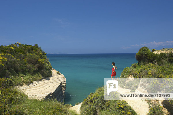 Außenaufnahme Landschaftlich schön landschaftlich reizvoll Europa Frau Mensch Küste Meer Natur weiblich - Mensch Insel Korfu Griechenland Mittelmeer freie Natur