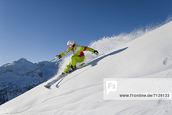 Wintersport  Skihelm  Frau  Winter  Geschwindigkeit  Sport  schnitzen  Ski  Vitalität  Tiefschnee  Österreich  Helm  Salzburg