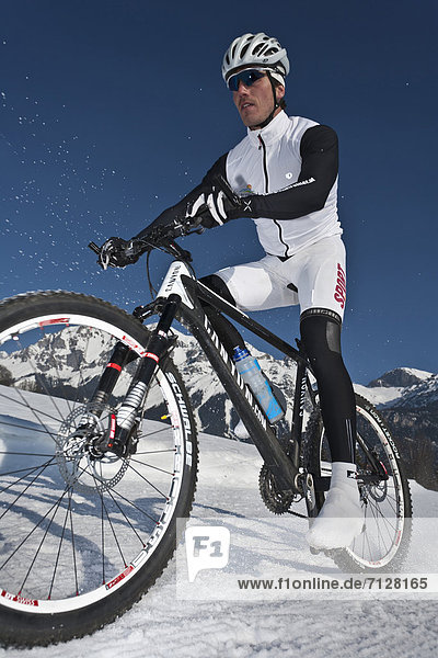 Mountainbike  mountain bike  Wintersport  Winter  Mann  Sport  radfahren  Fahrrad  Rad  Fahrradfahrer  Ramsau bei Berchtesgaden  Österreich