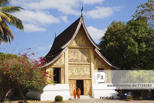 Urlaub  Reise  Religion  Buddhistischer Tempel  fünfstöckig  Buddhismus  UNESCO-Welterbe  Tempel  Mönch  Asien  Laos  Luang Prabang  Tourismus