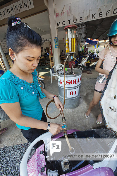 Tankstelle  Frau  Energie  energiegeladen  Benzin  Zapfhahn  Asien  thailändisch  Thailand