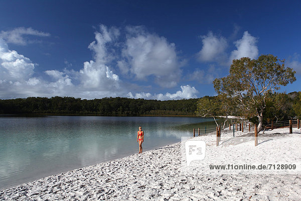 Wasser  Frau  Ostküste  ruhen  Strand  Bikini  Morgen  Küste  See  weiß  Sand  Insel  Einsamkeit  rot  schwimmen  türkis  Australien  Ökotourismus  Fraser Island  Queensland  Rest  Überrest  Tourismus