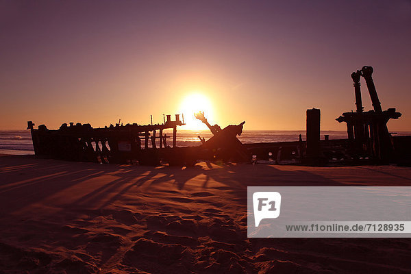Gittermuster Gitter Schiffswrack Sehenswürdigkeit Ostküste Wolke Strand Attraktivität Küste Wasserwelle Welle Sonnenaufgang Meer Schiff Kerze gestrandet Einsamkeit Gegenlicht Ruine Rost Australien Abenddämmerung Fraser Island Queensland Sonne Tourismus Dämmerung