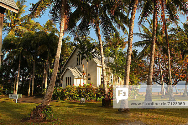 blauer Himmel wolkenloser Himmel wolkenlos Strand Morgen Küste Rasen Sonnenaufgang Meer weiß Kirche früh Vernichtung Nachbereitung Australien Idylle Port Douglas Queensland Romantik Sonne