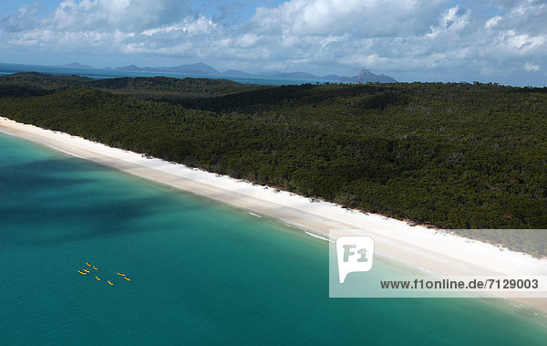 durchsichtig transparent transparente transparentes Urlaub ruhen Reise Attraktivität fliegen fliegt fliegend Flug Flüge Küste Boot Meer weiß Natur Sand Insel Großes Barriereriff great barrier reef Korallenriff türkis Hubschrauber Australien Spaß Queensland Riff Rest Überrest Romantik Tourismus unbesetzt Whitsunday Islands Pfingstsonntagsinseln