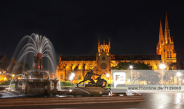 beleuchtet  Wasser  Nacht  Kirche  Kathedrale  Ziehbrunnen  Brunnen  Prüfung  Australien  New South Wales  Sydney