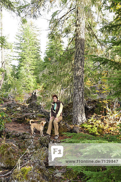 Vereinigte Staaten von Amerika  USA  Biegung  Biegungen  Kurve  Kurven  gewölbt  Bogen  gebogen  Frau  Amerika  Wald  Hund  Natur  wandern  Nordamerika  Oregon