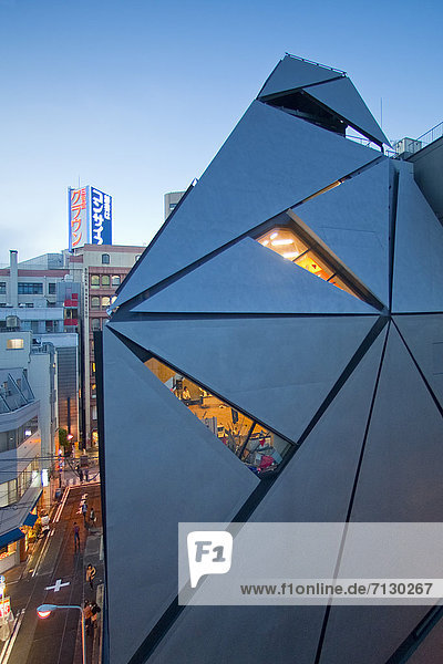 Fenster  Urlaub  Nacht  Reise  Großstadt  Tokyo  Hauptstadt  Fassade  Beleuchtung  Licht  Original  Asien  Ortsteil  Japan  modern  neu